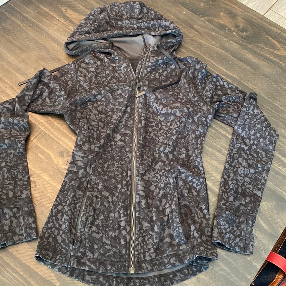 Lululemon Define hooded jacket - size 6 - excellent condition